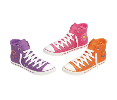Huchas zapatilllas estilo converse para los niños invitados a la comunión